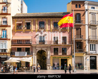 Altes Backsteingebäude, das jetzt die vereinigten Farben der Benetton store und spanische Flagge, die Plaza de la Constitucion oder Platz der Verfassung, Malaga, Andalusien, Spanien Stockfoto