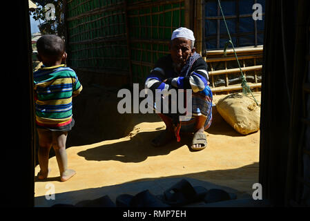 Rohingya Flüchtlinge Menschen posieren für ein Foto vor ihrem Haus im Flüchtlingslager in Balukhali Ukhia, Cox's Bazar, Bangladesch. Am Februar 02, 2019 Stockfoto