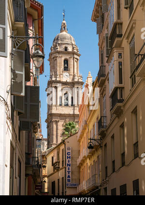 Blick auf den Glockenturm der Kathedrale von Malaga entlang der schmalen Straße, die Altstadt von Malaga, Andalusien, Spanien Stockfoto