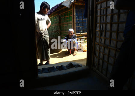 Rohingya Flüchtlinge Menschen posieren für ein Foto vor ihrem Haus im Flüchtlingslager in Balukhali Ukhia, Cox's Bazar, Bangladesch. Am Februar 02, 2019 Stockfoto