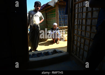 Rohingya Flüchtlinge Menschen posieren für ein Foto vor ihrem Haus im Flüchtlingslager in Balukhali Ukhia, Cox's Bazar, Bangladesch. Am Februar 02, 2019 Stockfoto