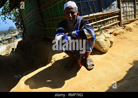 Rohingya Flüchtlinge Menschen posieren für ein Foto vor seinem Haus im Flüchtlingslager in Balukhali Ukhia, Cox's Bazar, Bangladesch. Am Februar 02, 2019 Stockfoto