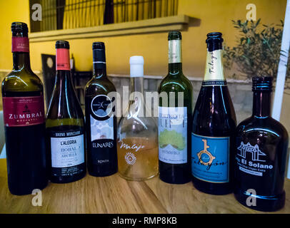 Tabelle Anzeige der lokalen andalusischen Weine in Degustationsmenü, eboka Restaurant, Malaga, Andalusien, Spanien Stockfoto