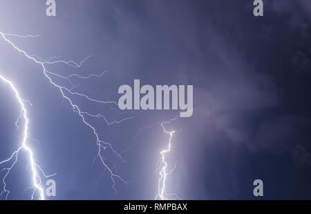 Dunkle bedrohliche Wolken. Gewitter mit Blitz. Stockfoto