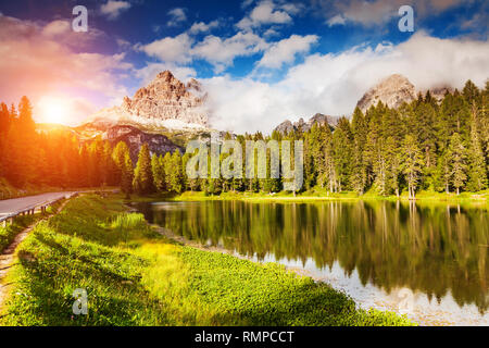 Tolle Aussicht auf den nebligen Lago Di Antorno in Nationalpark Tre Cime di Lavaredo. Cadini di Misurina, Dolomiten, Südtirol. Lage Auronzo, Ita Stockfoto