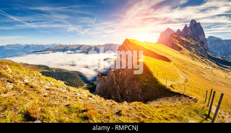 Toller Blick auf die Geisler - Geisler Gruppe. Nationalpark Tal Val Gardena. Dolomiten, Südtirol. Lage St. Ulrich, St. Christina und Wolkenstein, Es Stockfoto