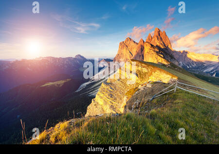 Toller Blick auf die Geisler - Geisler Gruppe. Nationalpark Tal Val Gardena. Dolomiten, Südtirol. Lage St. Ulrich, St. Christina und Wolkenstein, Es Stockfoto