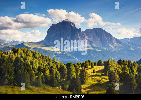 Tolle Aussicht auf den Langkofel (Langkofel) Group, Valley Gardena. Nationalpark der Dolomiten, Südtirol. Lage St. Ulrich, St. Christina und Wolkenstein, Stockfoto