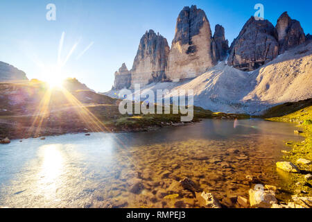 Tolle Aussicht von der sonnigen Lago Rienz - Ursprung in Nationalpark Tre Cime di Lavaredo. Dolomiten, Südtirol. Lage Auronzo, Italien, Europa. Dramati Stockfoto