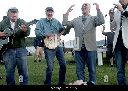 Folk-sänger Pete Seeger wird angezeigt, führen Sie entlang an den Ufern des Hudson River in Croton Point Park singen in Croton-on-Hudson, New York. Stockfoto