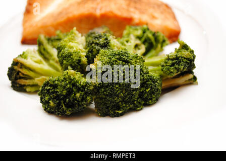 Frischen Brokkoli mit Lachs im Hintergrund Stockfoto