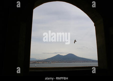 Mont Vesuvius aus einem Fenster von "Castel dell'Ovo' gesehen Stockfoto