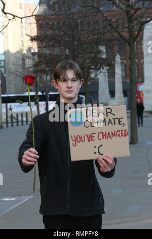 Manchester, Großbritannien. 15 Feb, 2019. Schüler und Studenten gehen Streik an einem Tag der nationalen Maßnahmen zu ergreifen, um die Probleme im Zusammenhang mit dem Klimawandel zu markieren. Rund 500 junge Menschen nahmen an einer Kundgebung in St. Peters Square, Manchester, UK, 15. Februar 2019 (C) Barbara Cook/Alamy Live News Credit: Barbara Koch/Alamy leben Nachrichten Stockfoto