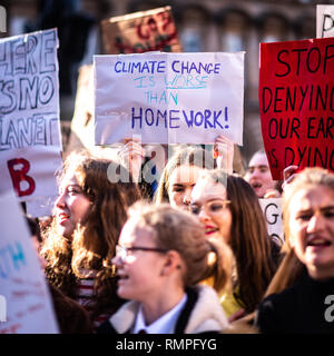 Glasgow, UK. 15. Februar 2019. Kinder sammeln vor Glasgow City Chambers als Teil des Klimawandels Streik Protest. Hunderte von Studenten und Schüler über Schottland nahmen an der ersten dieser Woche Großbritannien Europaweit tätige Jugend-Streiks, fordert die Regierungen in der ganzen Welt dringend Maßnahmen gegen den Klimawandel zu ergreifen. Credit: Andy Catlin/Alamy leben Nachrichten Stockfoto