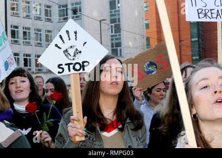 Manchester, Großbritannien. 15 Feb, 2019. Schüler und Studenten gehen Streik an einem Tag der nationalen Maßnahmen zu ergreifen, um die Probleme im Zusammenhang mit dem Klimawandel zu markieren. Rund 500 junge Menschen nahmen an einer Kundgebung in St. Peters Square, Manchester, UK, 15. Februar 2019 (C) Barbara Cook/Alamy Live News Credit: Barbara Koch/Alamy leben Nachrichten Stockfoto