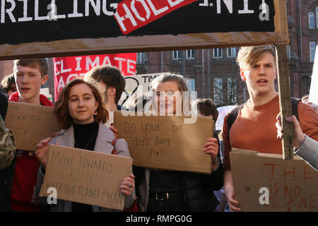 Manchester, Großbritannien. 15 Feb, 2019. Schüler und Studenten gehen Streik an einem Tag der nationalen Maßnahmen zu ergreifen, um die Probleme im Zusammenhang mit dem Klimawandel zu markieren. Rund 500 junge Menschen nahmen an einer Kundgebung in St. Peters Square, Manchester, UK, 15. Februar 2019 (C) Barbara Cook/Alamy Live News Credit: Barbara Koch/Alamy leben Nachrichten Stockfoto