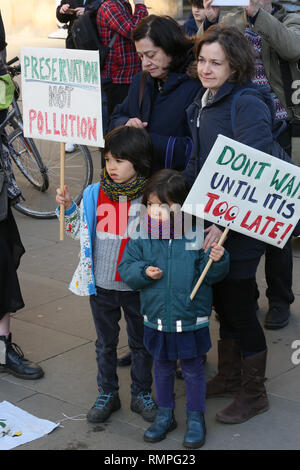 Manchester, Großbritannien. 15 Feb, 2019. Schüler und Studenten gehen Streik an einem Tag der nationalen Maßnahmen zu ergreifen, um die Probleme im Zusammenhang mit dem Klimawandel zu markieren. Rund 500 junge Menschen nahmen an einer Kundgebung in St. Peters Square, Manchester, UK, 15. Februar 2019 (C) Barbara Cook/Alamy Live News Credit: Barbara Koch/Alamy leben Nachrichten Stockfoto