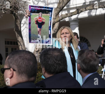 Washington DC, USA. 15 Feb, 2019. ''Engel Mutter'' Susan Stevens, hält ein Foto ihrer Tochter Toria Stevens, die wegen einer Straftat durch einen Illegal Alien fotografierte nach dem Präsidenten der Vereinigten Staaten Donald J. Trumpf einen nationalen Notstand über die südliche Grenze erklärt und die Notwendigkeit für die Grenzsicherung im Rosengarten des Weißen Hauses in Washington, DC am Freitag, Februar 15, 2019 Credit: Chris Kleponis/CNP/ZUMA Draht/Alamy Leben Nachrichten verpflichtet gestorben Stockfoto