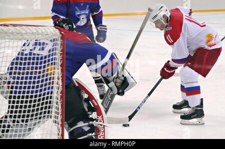 Sochi, Russland. 15 Feb, 2019. Der russische Präsident Wladimir Putin,#11, rechts, nimmt einen Schuß auf Ziel während einer freundlich Eishockeymatch mit weißrussischen Präsidenten Alexander Lukaschenko am Shaiba Arena Februar 15, 2019 in Sotschi, Russland. Credit: Planetpix/Alamy leben Nachrichten Stockfoto