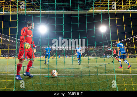 Den Haag, Niederlande. 15 Feb, 2019. DEN HAAG, Niederlande, 15-02-2019, Autos Jeans, Stadion, Fußball, Saison 2018/2019, niederländischen Eredivisie, PEC Zwolle Torwart Mickey van der Hart nach dem 1-0 während des Spiels ADO Den Haag-PEC Zwolle. Credit: Pro Schüsse/Alamy leben Nachrichten Stockfoto