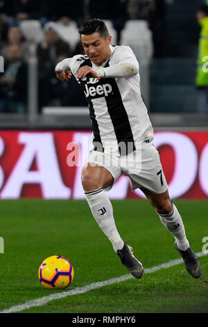 Allianz Stadion, Turin, Italien. 15 Feb, 2019. Serie A Fussball, Juventus gegen Frosinone; Cristiano Ronaldo von Juventus Turin am Ball Quelle: Aktion plus Sport/Alamy leben Nachrichten Stockfoto