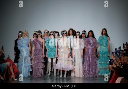 London, Großbritannien. 15 Feb, 2019. Modelle posieren im Bora Aksu zeigen während der London Fashion Week 2019 in London, Großbritannien am 13.02.15., 2019. Credit: Han Yan/Xinhua/Alamy leben Nachrichten Stockfoto