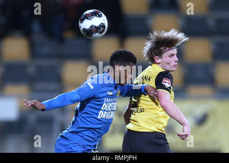 KERKRADE, Niederlande, 15-02-2019, Fußball, Niederländische Keuken Kampioen Divisie, Roda JC-SC Cambuur, Limburg Stadion, Saison 2018-2019, SC Cambuur Spieler David Sambissa und Roda JC Kerkrade player Henk Dijkhuizen, währenddes Spiel Stockfoto