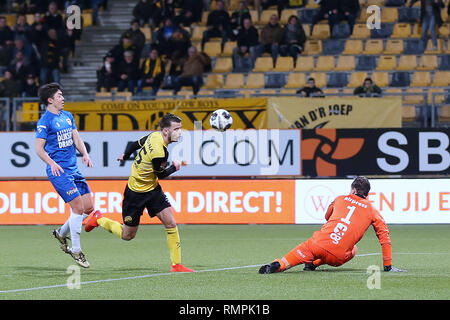 KERKRADE, Niederlande, 15-02-2019, Fußball, Niederländische Keuken Kampioen Divisie, Roda JC-SC Cambuur, Limburg Stadion, Saison 2018-2019, Roda JC Kerkrade player Livio Milts und SC Cambuur Torwart Xavier Mous, während des Spiels Stockfoto