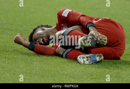 15. Februar 2019, Bayern, Augsburg: Fußball: Bundesliga, FC Augsburg - FC Bayern München, den 22. Spieltag in der Wwk-Arena. Kingsley Coman aus München liegt auf dem Rasen mit einem Schmerz verzerrte Gesicht. Kurz vor dem Abpfiff verließ er das Feld humpelt mit einer Fußverletzung. Die Bayern gewann 2:3. Foto: Stefan Puchner/dpa - WICHTIGER HINWEIS: In Übereinstimmung mit den Anforderungen der DFL Deutsche Fußball Liga oder der DFB Deutscher Fußball-Bund ist es untersagt, zu verwenden oder verwendet Fotos im Stadion und/oder das Spiel in Form von Bildern und/oder Videos - wie Foto Sequenzen getroffen haben. Stockfoto