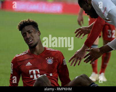 15. Februar 2019, Bayern, Augsburg: Fußball: Bundesliga, FC Augsburg - FC Bayern München, den 22. Spieltag in der Wwk-Arena. Kingsley Coman aus München sitzt auf dem Rasen mit einem Schmerz verzerrte Gesicht. Kurz vor dem Abpfiff verließ er das Feld humpelt mit einer Fußverletzung. Die Bayern gewann 2:3. Foto: Stefan Puchner/dpa - WICHTIGER HINWEIS: In Übereinstimmung mit den Anforderungen der DFL Deutsche Fußball Liga oder der DFB Deutscher Fußball-Bund ist es untersagt, zu verwenden oder verwendet Fotos im Stadion und/oder das Spiel in Form von Bildern und/oder Videos - wie Foto Sequenzen getroffen haben. Stockfoto