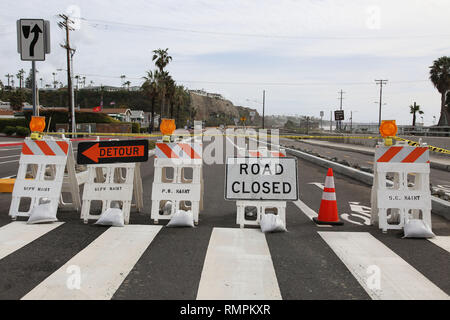 San Clemente, Kalifornien, USA. 15 Feb, 2019. Ein Erdrutsche durch starken Regen zwischen San Clemente und Dana Point die Schließung einer Küstenstraße aufgefordert. Bild am nächsten Tag nach starkem Regen aufgenommen wurde. San Clemente und Dana Point öffentlichen Arbeitnehmer sind immer noch die Reinigung der PCH. Teil des Pacific Coast Highway sind noch geschlossen. (Bild: © Katrina Kochneva über ZUMA Drücken) Stockfoto