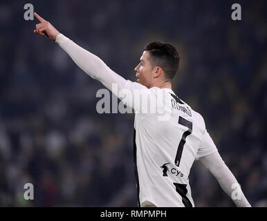 Turin, Italien. 15 Feb, 2019. Juventus' Cristiano Ronaldo feiert sein Ziel während der Serie ein Fußballspiel zwischen Juventus Turin und Frosinone in Turin, Italien, Jan. 15, 2019. Juventus Turin gewann 3-0. Credit: Alberto Lingria/Xinhua/Alamy leben Nachrichten Stockfoto