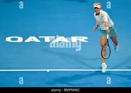Doha, Katar. 15 Feb, 2019. Angelique Kerber in Deutschland dient während singles Halbfinale zwischen Angelique Kerber in Deutschland und Elise Mertens von Belgien 2019 WTA Qatar Open in Doha, Katar, Feb.15, 2019 der Frauen. Angelique Kerber verloren 1-2. Credit: Nikku/Xinhua/Alamy leben Nachrichten Stockfoto