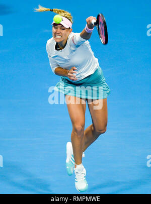 Doha, Katar. 15 Feb, 2019. Angelique Kerber in Deutschland dient während singles Halbfinale zwischen Angelique Kerber in Deutschland und Elise Mertens von Belgien 2019 WTA Qatar Open in Doha, Katar, Feb.15, 2019 der Frauen. Angelique Kerber verloren 1-2. Credit: Nikku/Xinhua/Alamy leben Nachrichten Stockfoto