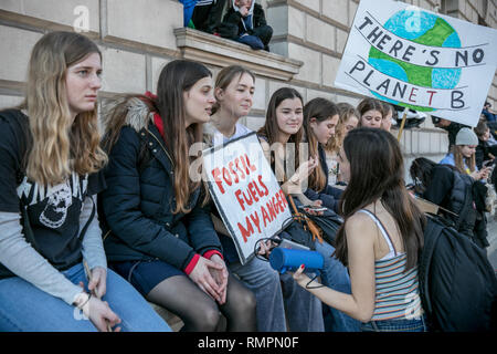 London, Großbritannien. 15 Feb, 2019. Weibliche Studierende während der Jugend Streik 4 Klima in Central London. Tausende von der Grundschule, Kinder, Jugendliche und Studenten haben heute aus Unterricht in mehr als 40 Städten und Gemeinden des Vereinigten Königreichs gegen den Klimawandel zu protestieren und die Regierung zum Handeln drängen. Die globale Bewegung durch die Jugendforschung Aktivistin Greta Thunberg, die Schule schwänzen wurde jeden Freitag seit August außerhalb des schwedischen Parlaments zu protestieren inspiriert wurde. Credit: Angeles Rodenas/SOPA Images/ZUMA Draht/Alamy leben Nachrichten Stockfoto