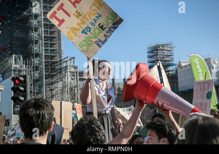 London, Großbritannien. 15 Feb, 2019. In ihrer Schule Uniform gekleidet und hält ein Plakat, eine Studentin Peitschen, die Massen in die erste Arbeitsniederlegung für den Klimawandel in Großbritannien. Tausende von der Grundschule, Kinder, Jugendliche und Studenten haben heute aus Unterricht in mehr als 40 Städten und Gemeinden des Vereinigten Königreichs gegen den Klimawandel zu protestieren und die Regierung zum Handeln drängen. Die globale Bewegung durch die Jugendforschung Aktivistin Greta Thunberg, die Schule schwänzen wurde jeden Freitag seit August außerhalb des schwedischen Parlaments zu protestieren inspiriert wurde. (Credit Stockfoto