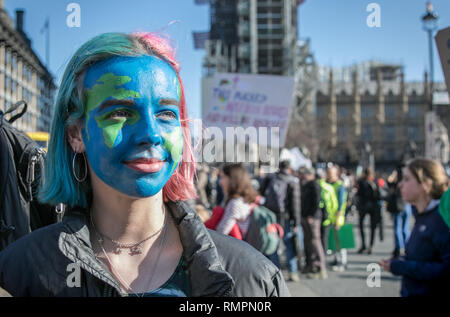 London, Großbritannien. 15 Feb, 2019. Der Erde gemalt auf dem Gesicht eines weiblichen Teilnehmer gegen den Klimawandel zu protestieren. Tausende von der Grundschule, Kinder, Jugendliche und Studenten haben heute aus Unterricht in mehr als 40 Städten und Gemeinden des Vereinigten Königreichs gegen den Klimawandel zu protestieren und die Regierung zum Handeln drängen. Die globale Bewegung durch die Jugendforschung Aktivistin Greta Thunberg, die Schule schwänzen wurde jeden Freitag seit August außerhalb des schwedischen Parlaments zu protestieren inspiriert wurde. Credit: Angeles Rodenas/SOPA Images/ZUMA Draht/Alamy leben Nachrichten Stockfoto