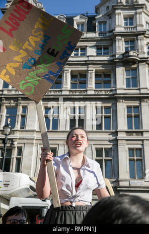 In ihrer Schule Uniform gekleidet und hält ein Plakat, eine Studentin Peitschen, die Massen in die erste Arbeitsniederlegung für den Klimawandel in Großbritannien. Tausende von der Grundschule, Kinder, Jugendliche und Studenten haben heute aus Unterricht in mehr als 40 Städten und Gemeinden des Vereinigten Königreichs gegen den Klimawandel zu protestieren und die Regierung zum Handeln drängen. Die globale Bewegung wurde von Teenager Aktivistin Greta Thunberg, die Schule schwänzen wurde jeden Freitag seit August außerhalb des schwedischen Parlaments zu protestieren inspiriert worden. Stockfoto