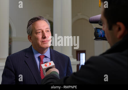 Mineola, New York, USA. 15 Feb, 2019. JON KAIMAN, Stellvertretender County Executive in Suffolk, wird durch Verizon FIOS 1 Nachrichten Reporter interviewt nach Kaiman in NYS Senat Öffentliche Anhörung sprach über Klima, Gemeinschaft & Protection Act, Bill S 7253, Sen. Kaminsky, Vorsitzender des Senats Ständigen Ausschusses für Umweltschutz gefördert. Diese 3. Öffentliche Anhörung zum Gesetzesentwurf zur Bekämpfung des Klimawandels wurde auf Long Island. Quelle: Ann Parry/ZUMA Draht/Alamy leben Nachrichten Stockfoto