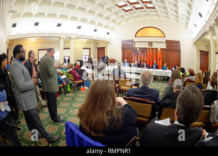 Mineola, New York, USA. 15 Feb, 2019. Eingeladener Redner Adressen (L-R, am Tisch) NYS Senator John Brooks, Abgeordnet Steve ENGLEBRIGHT, NYS SEN TODD KAMINSKY, NYS Sen, Kevin Thomas und Abgeordnetes JUDY GRIFFIN, während NYS Senat Öffentliche Anhörung über Klimawandel, Community and Protection Act, Bill S 7253, Sen. Kaminsky, Vorsitzender des Senats Ständigen Ausschusses für Umweltschutz gefördert. Diese 3. Öffentliche Anhörung zum Gesetzesentwurf zur Bekämpfung des Klimawandels wurde auf Long Island. Quelle: Ann Parry/ZUMA Draht/Alamy leben Nachrichten Stockfoto