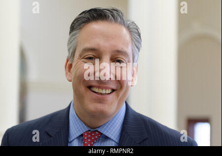 Mineola, New York, USA. 15 Feb, 2019. JON KAIMAN, Stellvertretender County Executive in Suffolk ist in runden Atrium von Nassau County Executive Building, nachdem er an NYS Senat Öffentliche Anhörung sprach über Klima, Gemeinschaft & Protection Act, Bill S 7253, Sen. Kaminsky, Vorsitzender des Senats Ständigen Ausschusses für Umweltschutz gefördert. Diese 3. Öffentliche Anhörung zum Gesetzesentwurf zur Bekämpfung des Klimawandels wurde auf Long Island. Quelle: Ann Parry/ZUMA Draht/Alamy leben Nachrichten Stockfoto