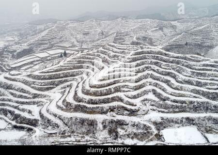 Peking, China. 15 Feb, 2019. Luftbild aufgenommen am 13.02.15, 2019 zeigt die Schnee-taihang Mountain in Medan, North China Provinz Hebei abgedeckt. Credit: Chen Lei/Xinhua/Alamy leben Nachrichten Stockfoto