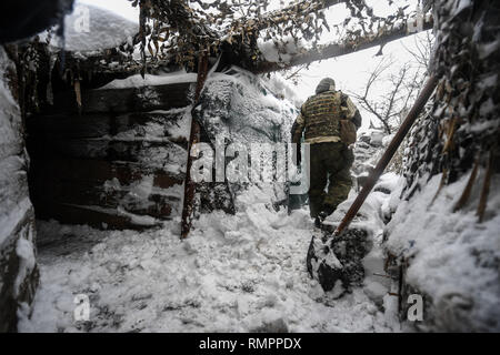 Advika, Donezk, Donbass, Ukraine. 24 Jan, 2019. Ein Graben gesehen gut getarnt, aber die Wetterbedingungen lässt den Schnee in. Der Konflikt im Osten der Ukraine hat mehr politische als physische seit 2014, als 12.000 Menschen ihr Leben verloren. Heute jedoch ist es krampfhaft und die meisten Beschuss ist während der Nachtzeit. (Die offizielle Beobachter der OSZE Organisation nicht in der Nacht!). Aufgrund der Minsk Waffenstillstand beide Parteien zu respektieren und nur leichte Ausrüstung ist im Einsatz gesehen. Credit: Iain Verbrennungen/SOPA Images/ZUMA Draht/Alamy leben Nachrichten Stockfoto