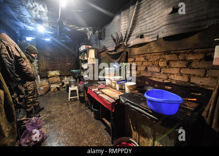 Advika, Donezk, Donbass, Ukraine. 24 Jan, 2019. Blick in die Küche mit einfachen und minimale Kochgelegenheit. Der Konflikt im Osten der Ukraine hat mehr politische als physische seit 2014, als 12.000 Menschen ihr Leben verloren. Heute jedoch ist es krampfhaft und die meisten Beschuss ist während der Nachtzeit. (Die offizielle Beobachter der OSZE Organisation nicht in der Nacht!). Aufgrund der Minsk Waffenstillstand beide Parteien zu respektieren und nur leichte Ausrüstung ist im Einsatz gesehen. Credit: Iain Verbrennungen/SOPA Images/ZUMA Draht/Alamy leben Nachrichten Stockfoto