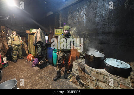 Advika, Donezk, Donbass, Ukraine. 24 Jan, 2019. Blick in die Küche mit einfachen und minimale Kochgelegenheit. Der Konflikt im Osten der Ukraine hat mehr politische als physische seit 2014, als 12.000 Menschen ihr Leben verloren. Heute jedoch ist es krampfhaft und die meisten Beschuss ist während der Nachtzeit. (Die offizielle Beobachter der OSZE Organisation nicht in der Nacht!). Aufgrund der Minsk Waffenstillstand beide Parteien zu respektieren und nur leichte Ausrüstung ist im Einsatz gesehen. Credit: Iain Verbrennungen/SOPA Images/ZUMA Draht/Alamy leben Nachrichten Stockfoto