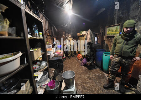 Advika, Donezk, Donbass, Ukraine. 24 Jan, 2019. Blick in die Küche mit einfachen und minimale Kochgelegenheit. Der Konflikt im Osten der Ukraine hat mehr politische als physische seit 2014, als 12.000 Menschen ihr Leben verloren. Heute jedoch ist es krampfhaft und die meisten Beschuss ist während der Nachtzeit. (Die offizielle Beobachter der OSZE Organisation nicht in der Nacht!). Aufgrund der Minsk Waffenstillstand beide Parteien zu respektieren und nur leichte Ausrüstung ist im Einsatz gesehen. Credit: Iain Verbrennungen/SOPA Images/ZUMA Draht/Alamy leben Nachrichten Stockfoto