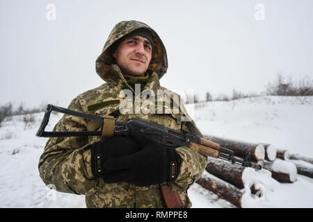 Advika, Donezk, Donbass, Ukraine. 24 Jan, 2019. Ukrainische Soldaten des 93. Brigade anti-tank Division gesehen auf Patrouille mit seiner Kalaschnikow. Der Konflikt im Osten der Ukraine hat mehr politische als physische seit 2014, als 12.000 Menschen ihr Leben verloren. Heute jedoch ist es krampfhaft und die meisten Beschuss ist während der Nachtzeit. (Die offizielle Beobachter der OSZE Organisation nicht in der Nacht!). Aufgrund der Minsk Waffenstillstand beide Parteien zu respektieren und nur leichte Ausrüstung ist im Einsatz gesehen. Credit: Iain Verbrennungen/SOPA Images/ZUMA Draht/Alamy leben Nachrichten Stockfoto