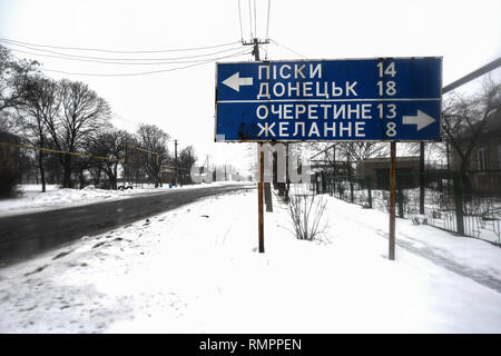 Advika, Donezk, Donbass, Ukraine. 24 Jan, 2019. Die Straße nach Donezk ist mit Schnee, Eis und Schlaglöcher gesehen. Der Konflikt in der östlichen Ukraine mehr politische als physische seit 2014, als 12.000 Menschen ihr Leben verloren. Heute jedoch ist es krampfhaft und die meisten Beschuss ist während der Nachtzeit. (Die offizielle Beobachter der OSZE Organisation nicht in der Nacht!). Aufgrund der Minsk Waffenstillstand beide Parteien zu respektieren und nur leichte Ausrüstung ist im Einsatz gesehen. Credit: Iain Verbrennungen/SOPA Images/ZUMA Draht/Alamy leben Nachrichten Stockfoto