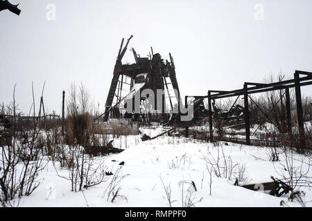 Advika, Donezk, Donbass, Ukraine. 24 Jan, 2019. Die Butvika mine gesehen völlig durch den Beschuss über die Jahre verwüstet. Der Konflikt in der östlichen Ukraine mehr politische als physische seit 2014, als 12.000 Menschen ihr Leben verloren. Heute jedoch ist es krampfhaft und die meisten Beschuss ist während der Nachtzeit. (Die offizielle Beobachter der OSZE Organisation nicht in der Nacht!). Aufgrund der Minsk Waffenstillstand beide Parteien zu respektieren und nur leichte Ausrüstung ist im Einsatz gesehen. Credit: Iain Verbrennungen/SOPA Images/ZUMA Draht/Alamy leben Nachrichten Stockfoto