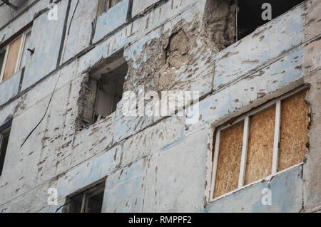 Advika, Donezk, Donbass, Ukraine. 24 Jan, 2019. Mehrfamilienhaus gesehen in der Nähe von Advika, die im Laufe der Jahre von Konflikten verwüstet wurde. Die Stadt Advika hat Hände mehrmals geändert. Der Konflikt im Osten der Ukraine hat politischer werden als physische seit 2014, als 12.000 Menschen ihr Leben verloren. Heute jedoch ist es krampfhaft und die meisten Beschuss ist während der Nachtzeit. (Die offizielle Beobachter der OSZE Organisation nicht in der Nacht!). Aufgrund der Minsk Waffenstillstand beide Parteien zu respektieren und nur leichte Ausrüstung ist im Einsatz gesehen. (Bild: © Iain Verbrennungen/SOPA Bilder v Stockfoto